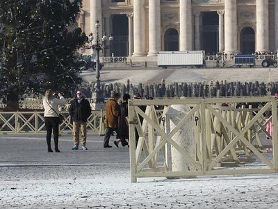 Το Βατικανό απαγορεύει στους εργαζόμενους στη Βασιλική του Αγίου Πέτρου να έχουν τατουάζ και piercings