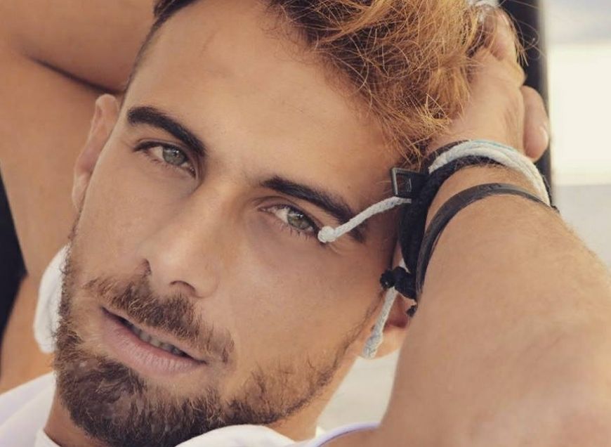 Μάριος Πρίαμος Ιωαννίδης: Ποζάρει δίπλα στην πισίνα και “τρελαίνει” το instagram με τους κοιλιακούς του!