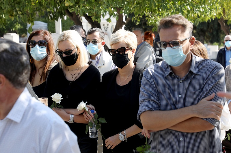 Με δάκρυα και τριαντάφυλλα αποχαιρέτησαν τον Κώστα Μπατή η οικογένεια και οι φίλοι του