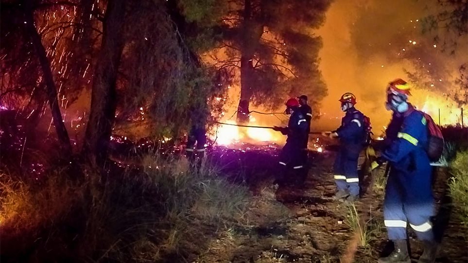 Φωτιά στον Σχίνο Κορινθίας: Μάχη με τις φλόγες – Εκκενώθηκαν έξι οικισμοί και δύο Μονές