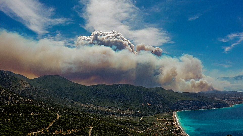 Φωτιά σε Κορινθία και Δυτική Αττική: Καίει σε διάσπαρτα μέτωπα – «Μάχη» για δεύτερο 24ωρο