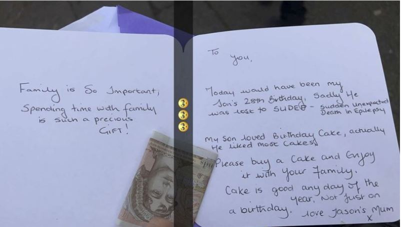 Άγνωστη τής έδωσε στον δρόμο ένα φάκελο με χαρτονόμισμα: «Να πάρεις μια τούρτα στη μνήμη του γιου μου, θα ήταν 28»