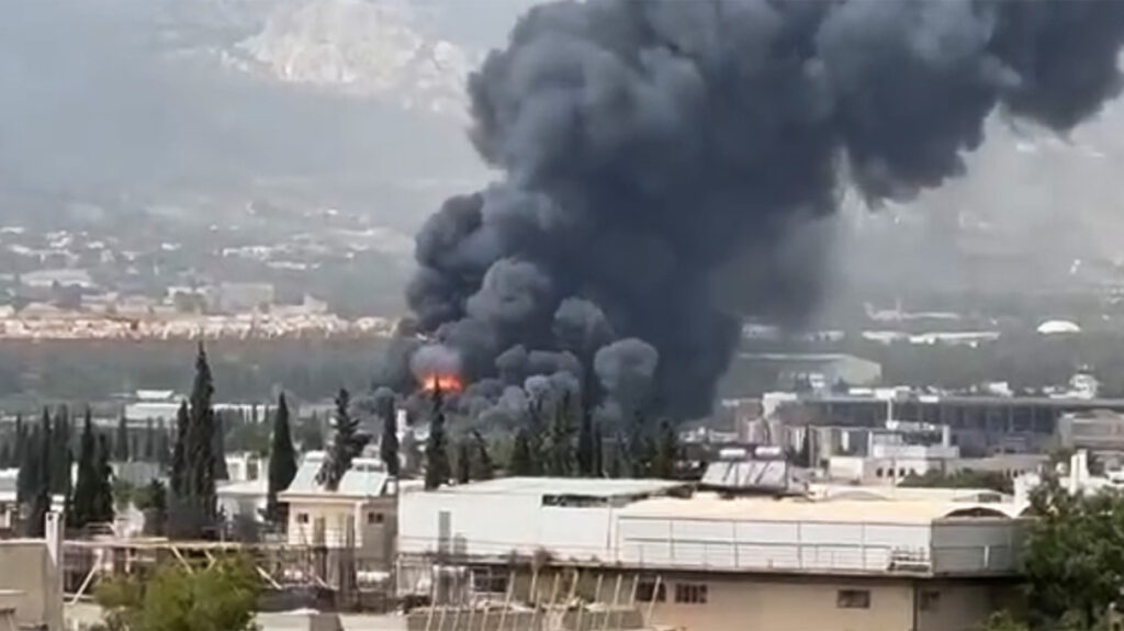 Κηφισιά: Μεγάλη φωτιά μετά από έκρηξη σε εργοστάσιο – Εστάλη μήνυμα 112