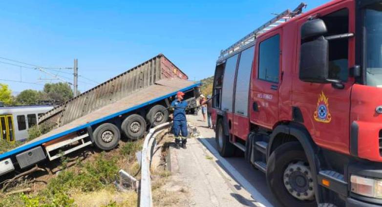 «Έσκασε το λάστιχο» είπε ο οδηγός του φορτηγού που συγκρούστηκε με τρένο στην Αυλίδα