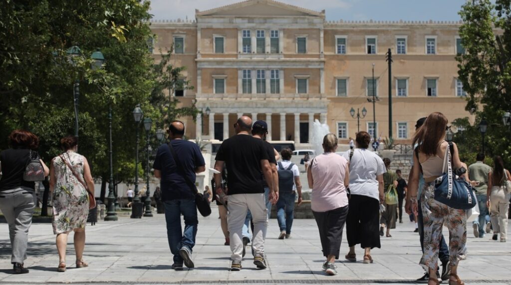 Κορωνοϊός: Σε θερινή έξαρση, τετραπλασιάστηκαν οι νοσηλευόμενοι – Έως πότε θα διαρκέσει