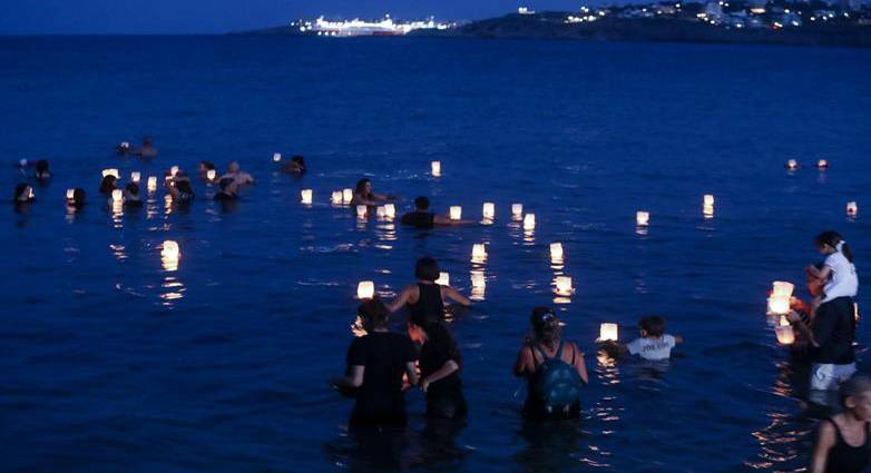 Τραγωδία στο Μάτι: Συγκίνηση στη μαύρη επέτειο- Συγκλονιστική στιγμή με τα 104 φαναράκια στην Αργυρά Ακτή!