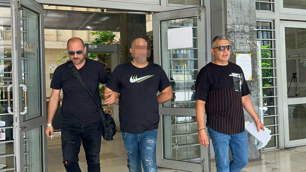 Θεσσαλονίκη: Προφυλακιστέος ο 42χρονος που κατηγορείται ότι ξυλοκόπησε τον ηλικιωμένο πατέρα του – «Έπεσε στο μπάνιο», λέει