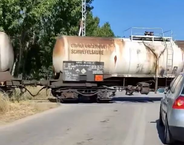 Βίντεο σοκ! Τρένο περνά στη Θεσσαλονίκη με ανεβασμένες μπάρες!