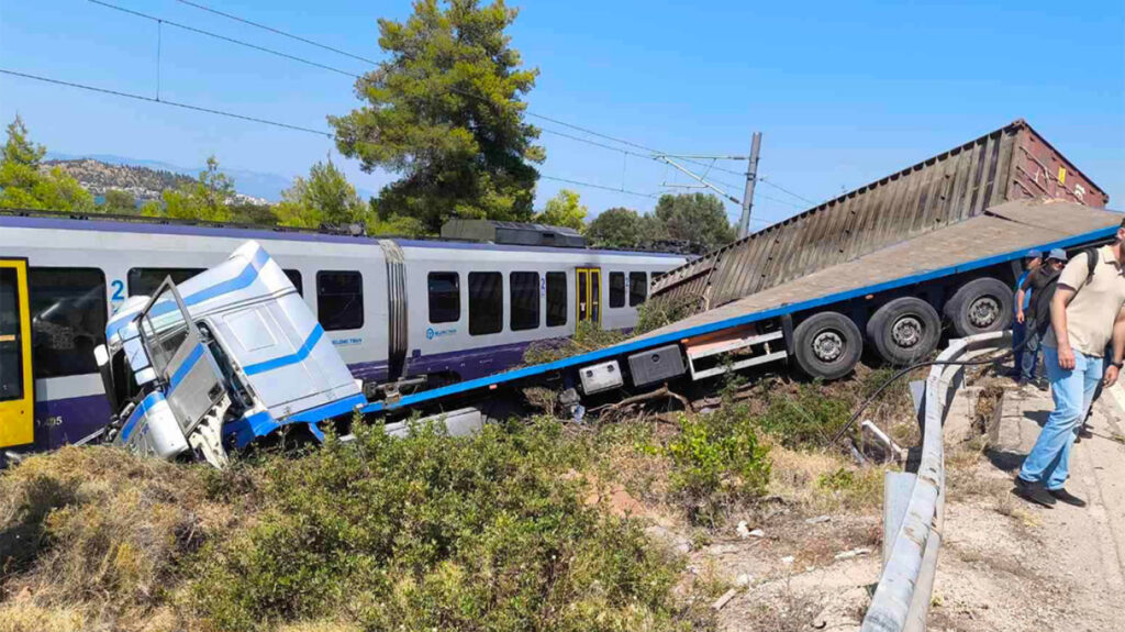 Χαλκίδα: Δύο παιδιά και ένας ενήλικας στο νοσοκομείο από τη σύγκρουση τρένου με φορτηγό