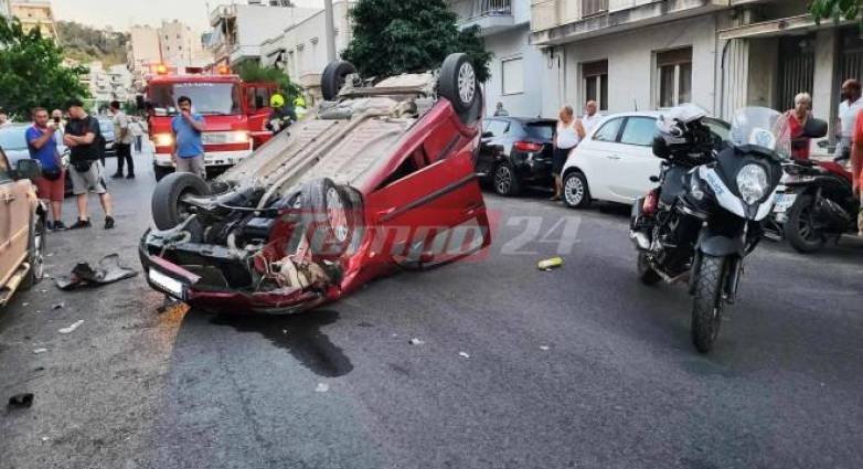 Πανικός στην Πάτρα – Έπεσε σε σταθμευμένα ΙΧ, τούμπαρε και τραυματίστηκε