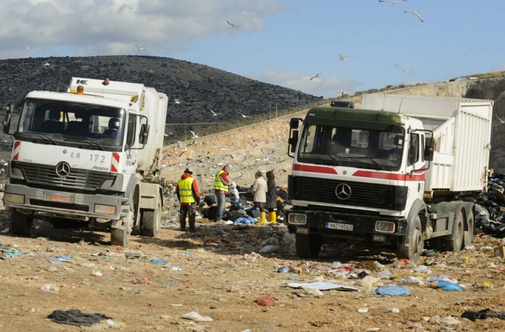 «Ο οδηγός βρέθηκε πίσω από το απορριμματοφόρο και τον πάτησε»: Πώς έγινε η τραγωδία στη χωματερή Άνω Λιοσίων