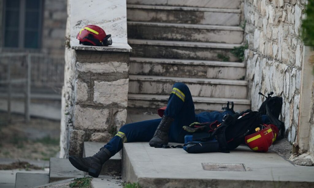 Φωτιά στην Αττική: Συγκλονίζει φωτογραφία πυροσβέστη μετά την ολονύχτια μάχη με τις φλόγες