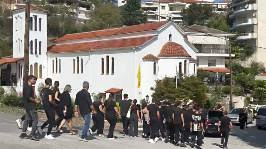 Σπαραγμός στην κηδεία του 19χρονου Γιάννη που σκοτώθηκε σε λούνα παρκ