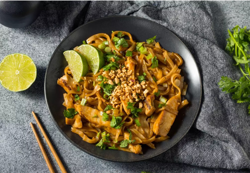 Chicken Pad Thai: Σε 30′ στο σπίτι και καλύτερο από το ασιατικό take-out της γειτονιάς