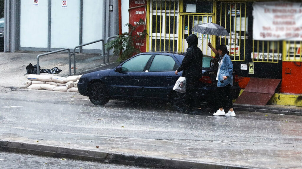 Έντονη κακοκαιρία μέχρι τη Δευτέρα με πτώση της θερμοκρασίας και χιόνια – Χάρτης με τις βροχές της Παρασκευής