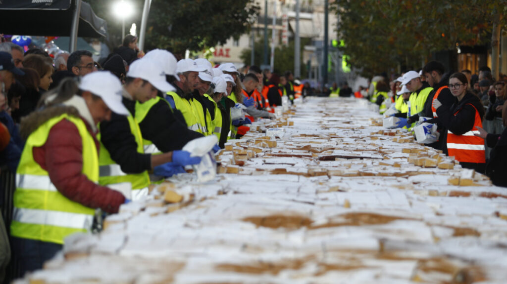 Βασιλόπιτα για ρεκόρ Γκίνες στο Περιστέρι με πάνω από 70.000 κομμάτια – Δείτε βίντεο και φωτογραφίες