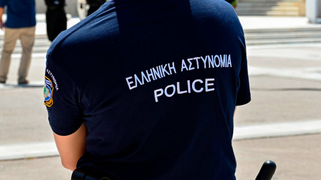 Προφυλακιστέος ο αστυνομικός της Βουλής που κατηγορείται για τον βιασμό των παιδιών του