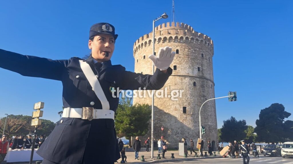 Θεσσαλονίκη: O τροχονόμος με το βαρέλι επέστρεψε στον Λευκό Πύργο για την τελευταία ημέρα του 2024