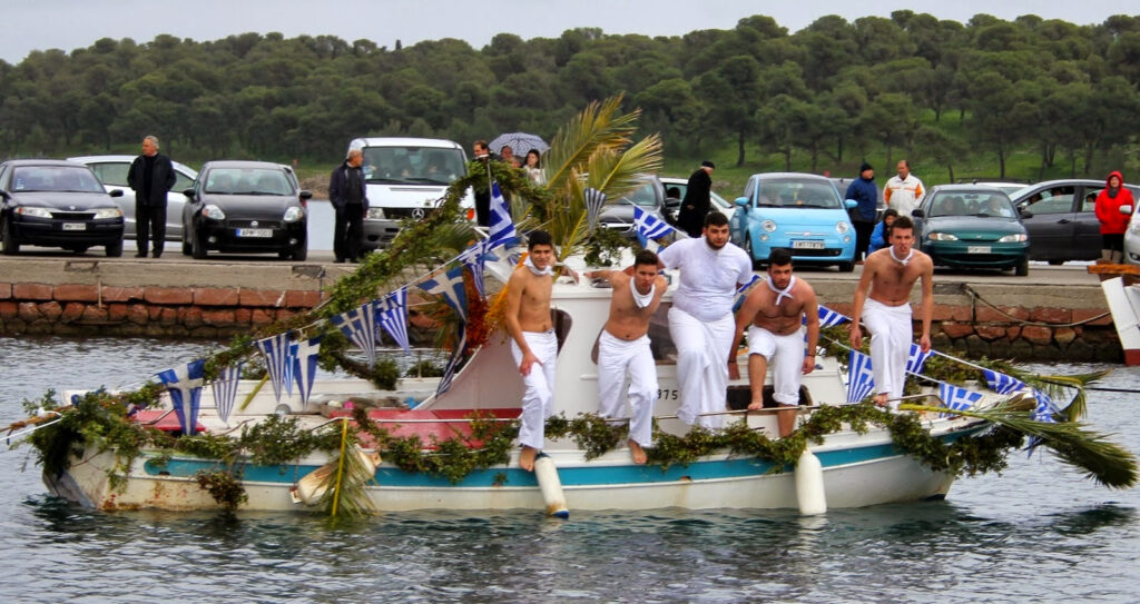 8 έθιμα των Θεοφανίων σε όλη την Ελλάδα