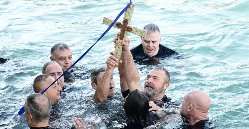 Θεοφάνεια- Με λαμπρότητα ο εορτασμός- Από την Αθήνα και την Πάτρα, έως τη Σύρο και το Φανάρι